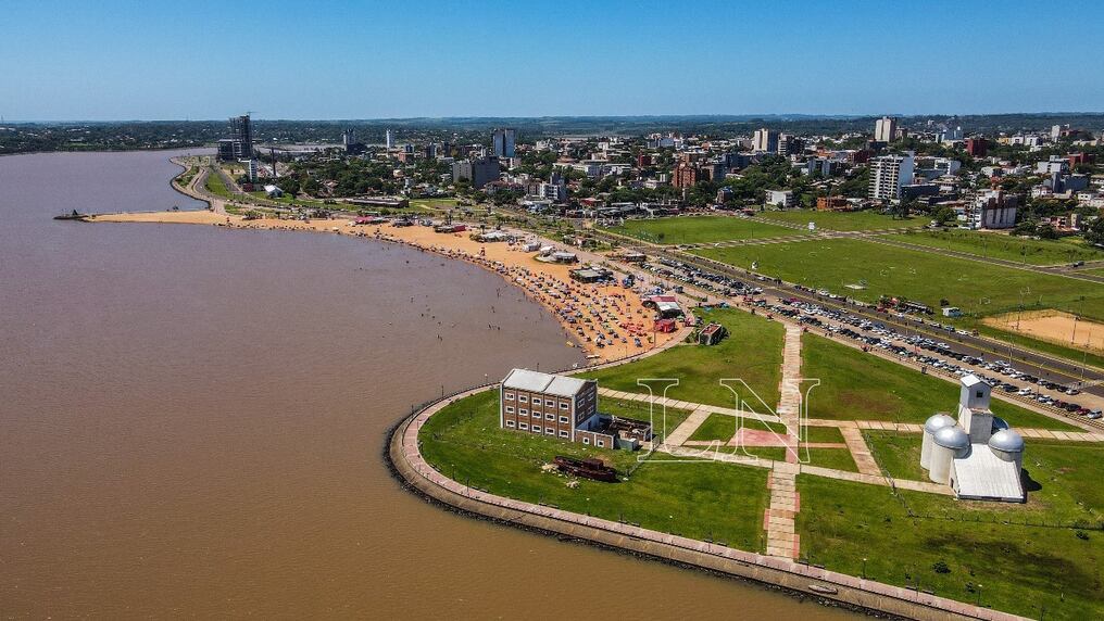 Bajo el sol, la costanera y las playas de la ciudad, que es atractivo turístico por excelencia.