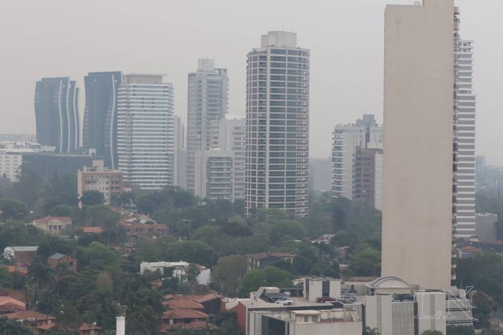 Aire Paraguay indica que el aire está saturado de partículas de cenizas y que la exposición permanente o por largos tiempos puede incidir en la salud. Foto: Archivo.