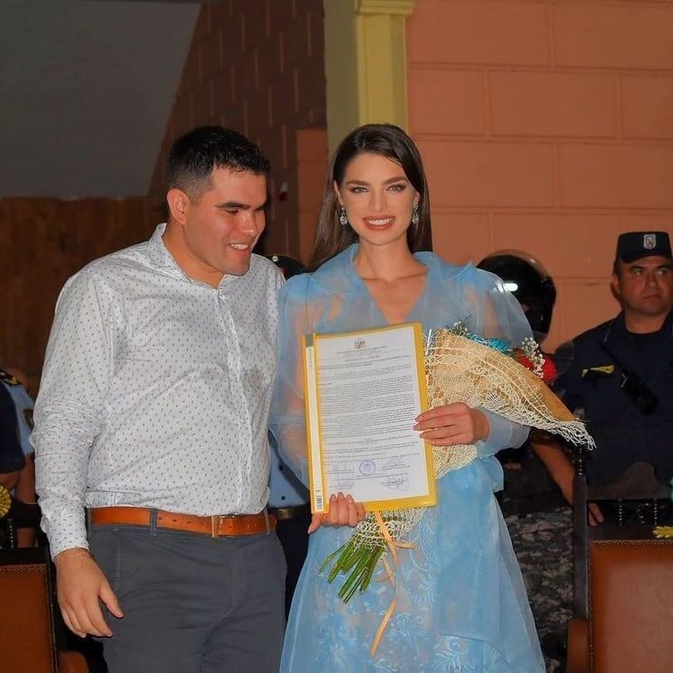 Nadia Ferreira junto al intendente de Villarrica Magín Benítez. Foto: gentileza. 