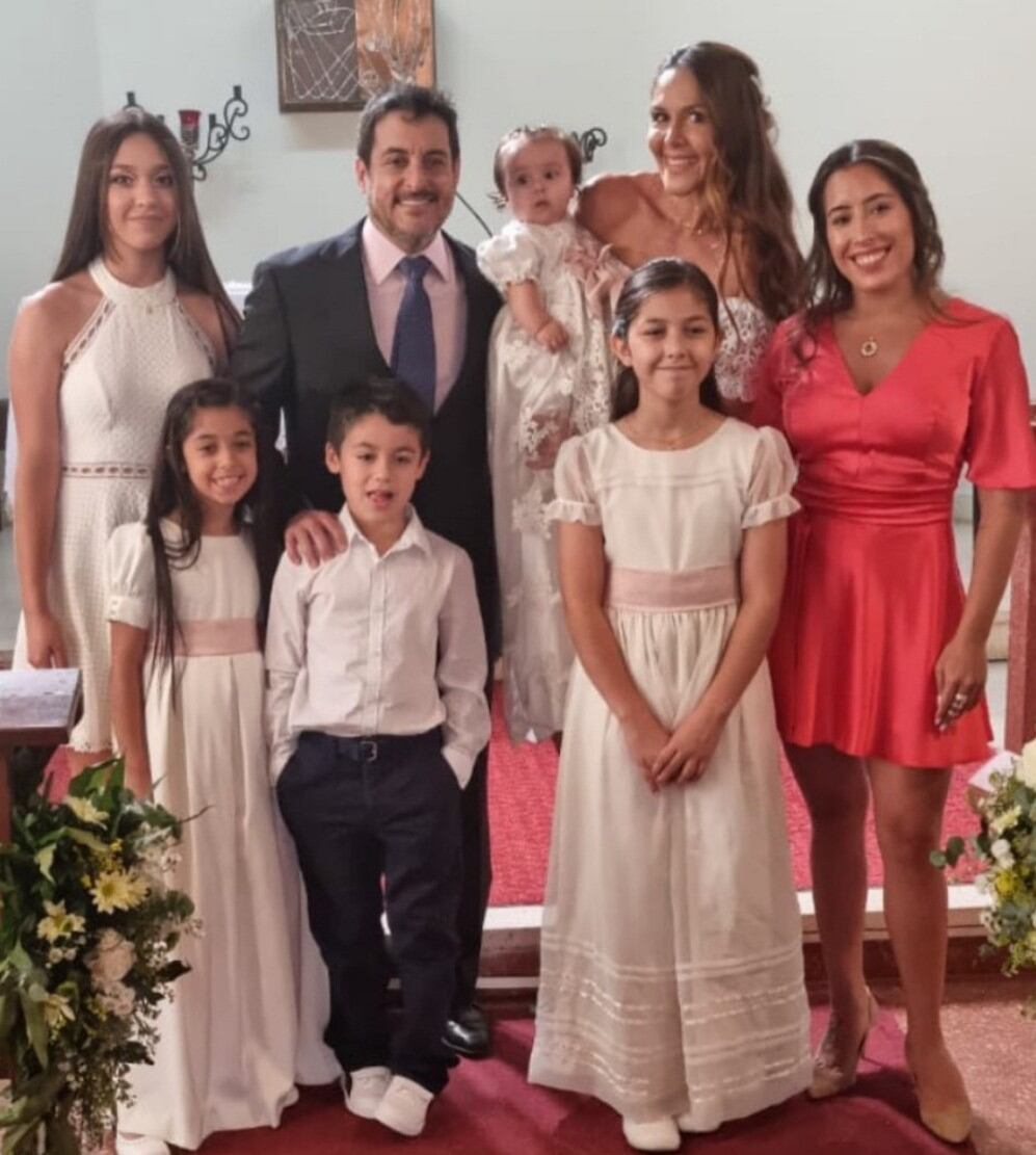 En el feed de Instagram de la exmodelo, hoy exitosa nutricionista, Ingrid Poka, se destaca una hermosa imagen captada tras la ceremonia en que la benjamina del clan, Ingrita, recibió las aguas bautismales. Foto: Gentileza.