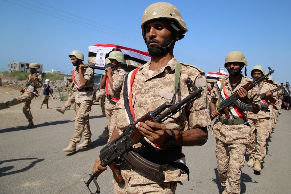 Combatientes leales al gobierno de Yemen marchan durante un funeral masivo por compañeros asesinados durante enfrentamientos con rebeldes hutíes. Foto: AFP.