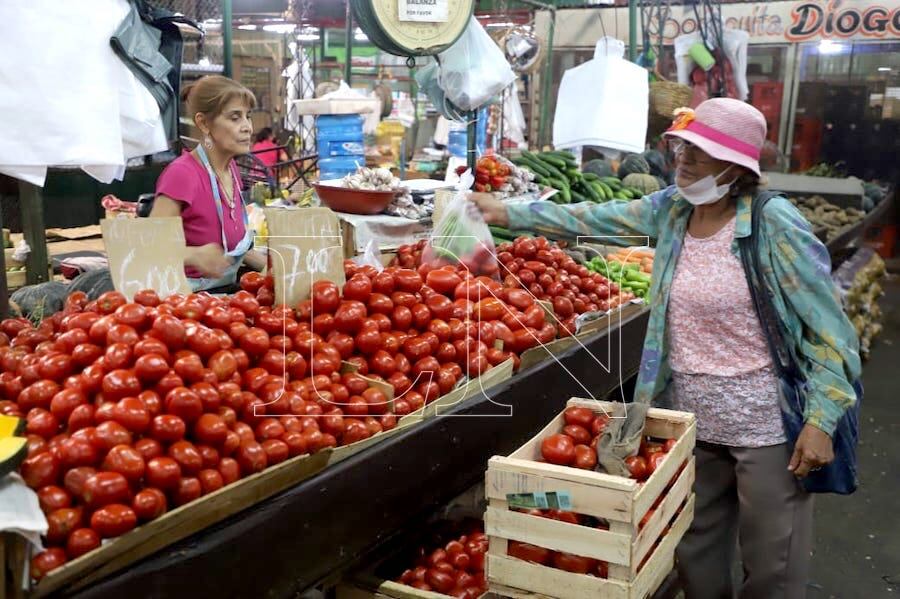 El diputado Pastor Vera Bejarano lamentó el resultado del informe sobre inseguridad alimentaria que arrojó como resultado que “26 de cada 100 paraguayos no come, al menos, una vez por semana”. Foto: Jorge Romero.