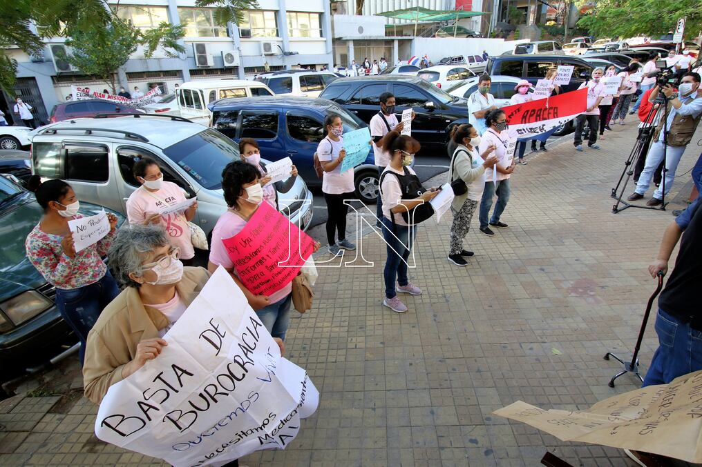 Ya se vuelven constantes las movilizaciones de los pacientes oncológicos reclamando medicamentos al Gobierno. Foto: Archivo. 