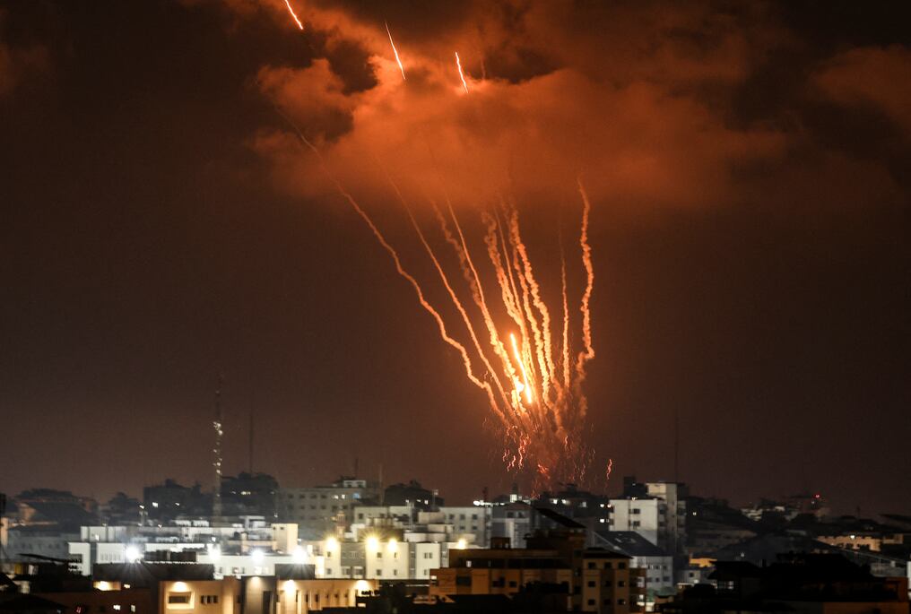 Cohetes palestinos son lanzados de la Gaza hacia poblaciones civiles en Israel. Foto: AFP.