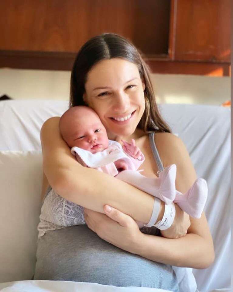 Ana, la hija de Pampita y García Moritán, recibió regalos de Antonela, la esposa de Messi. Foto: Gentileza.