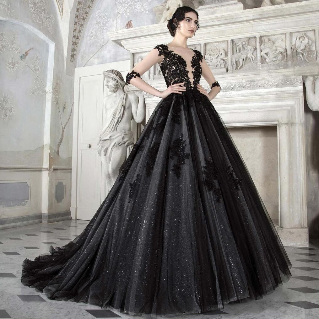 El mood black se impone con todo para este año, y no solo en el look nupcial, sino que también para las invitadas y los novios. Foto: Gentileza.