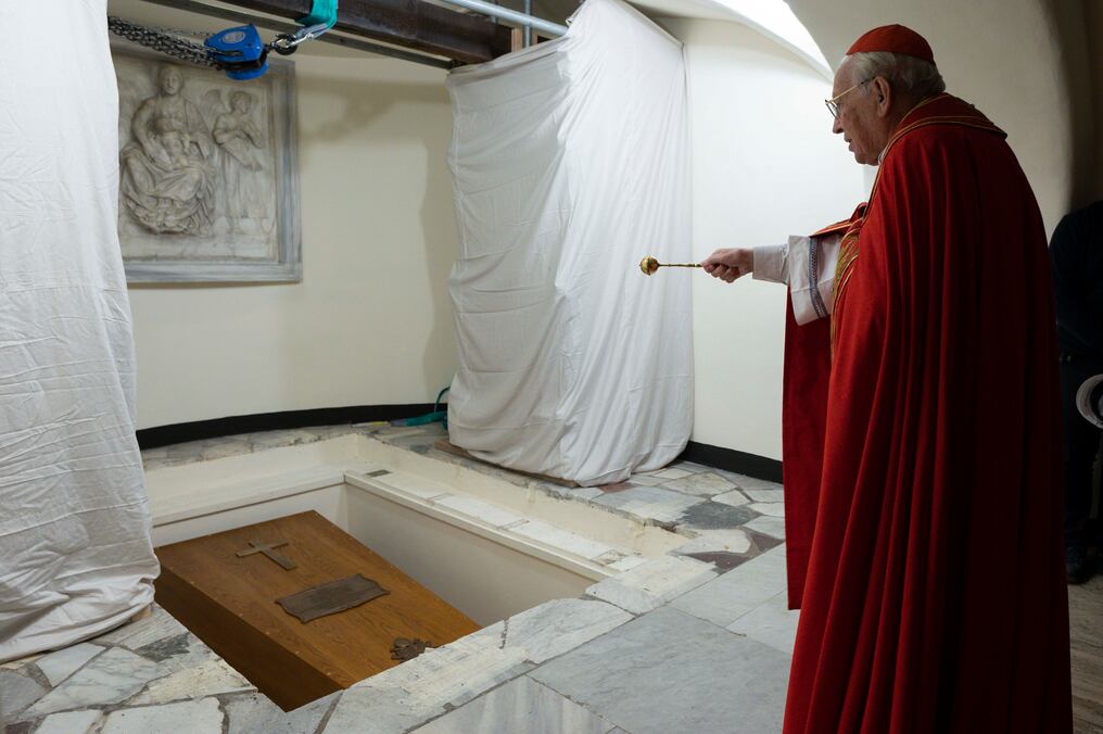 La tumba de Benedicto XVI, que ha sido colocada en la cripta situada en las grutas vaticanas, podrá visitarse a partir de mañana domingo a las 9:00, según ha informado la oficina de prensa del Vaticano. Foto: Europa Press