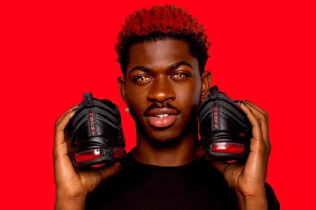 El rapero estadounidense, famoso por su tema “Old Town Road”, diseñó los “Zapatos de Satán” con la firma MSCHF, que fue demandada por Nike. Foto: Gentileza.