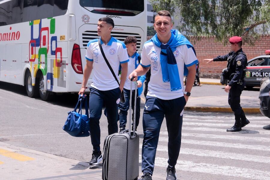 Los albirrojos Ramón Sosa y Brian Ojeda ya se encuentran en Perú para el amistoso ante los incaicos.FOTO:@SELECCIÓN PARAGUAYA