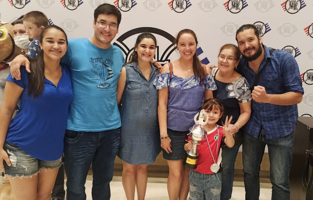 Victoria con sus padres, abuela, tíos y tías, tras consagrarse subcampeona. Foto: Gentileza.