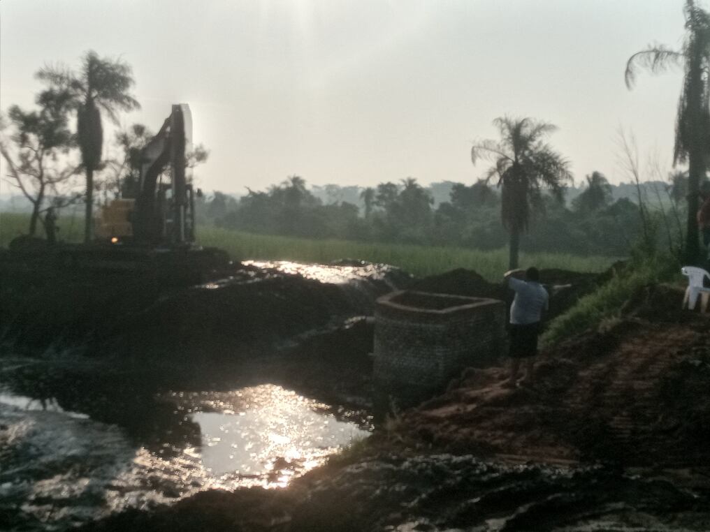 La búsqueda de los restos de la joven en una laguna de Guarambaré fue suspendida a causa de la falta de recursos para seguir pagando las maquinarias que realizaban las excavaciones. Foto: Gentileza.