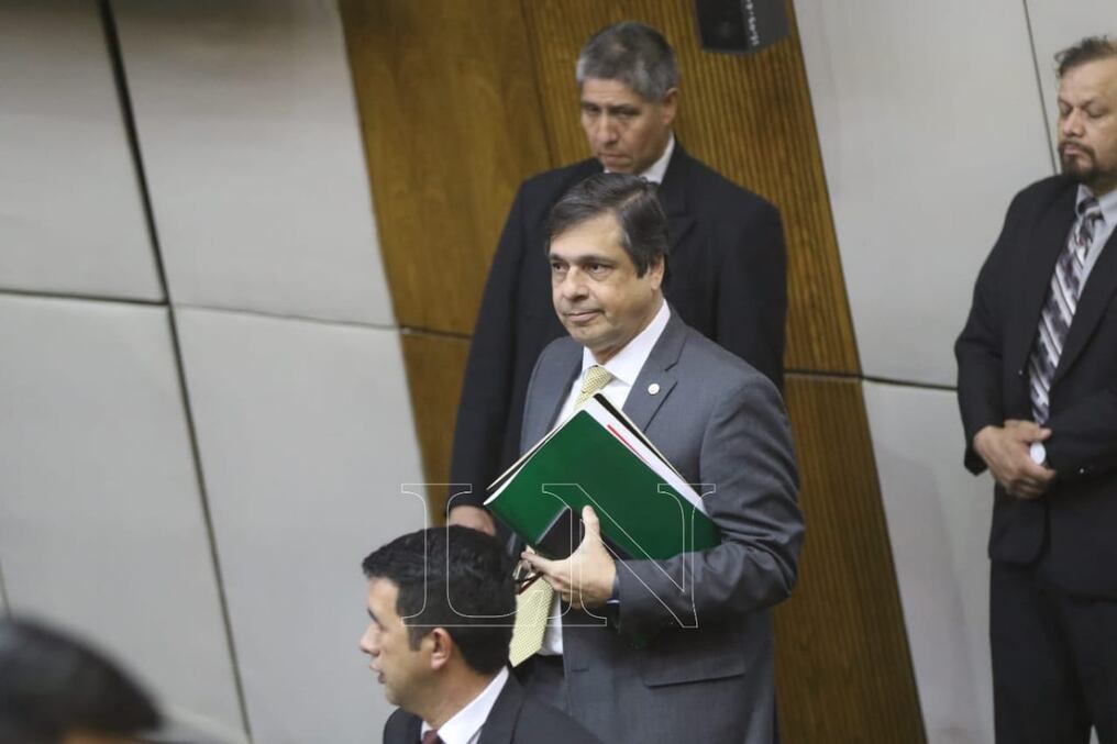 Las respuestas de Vicente Bataglia no convencieron a los diputados y esperan que se apruebe el voto de censura en su contra. Foto: Néstor Soto.