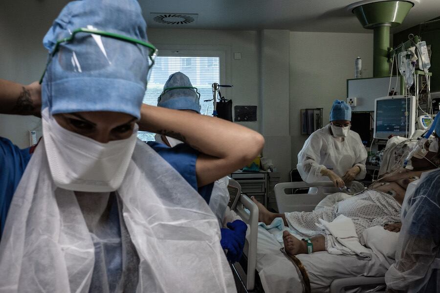 Señalan que en el territorio nacional se registra un aumento de la transmisibilidad del virus. Aseguran que la clave para mitigar el repunte de casos es la combinación de vacunación y cuidados. Foto: AFP.