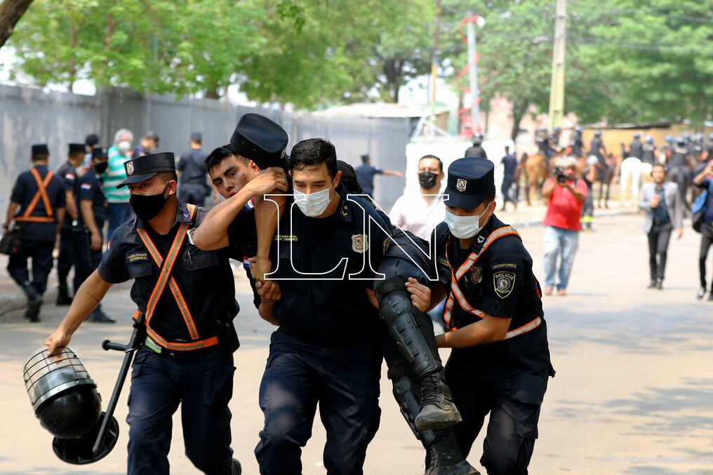 Agente de la Policía Nacional atacado por manifestantes. Foto: Christian Meza.