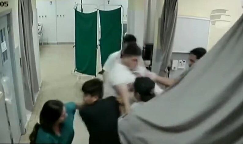En la grabación se puede apreciar cómo los trabajadores intentaron separar al paciente de su agresor y en ese momento también fue lesionada una enfermera. Foto: Captura de vìdeo
