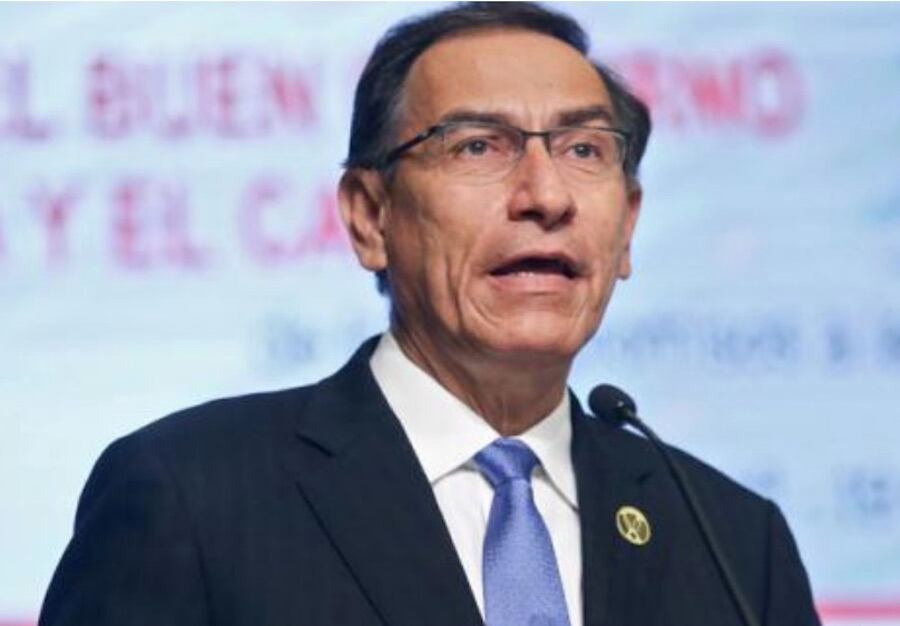 El exmandatario fue denunciado por un delito contra la administración pública tras vacunarse de manera irregular contra el coronavirus durante el pico de la pandemia en el país. Foto: AFP.