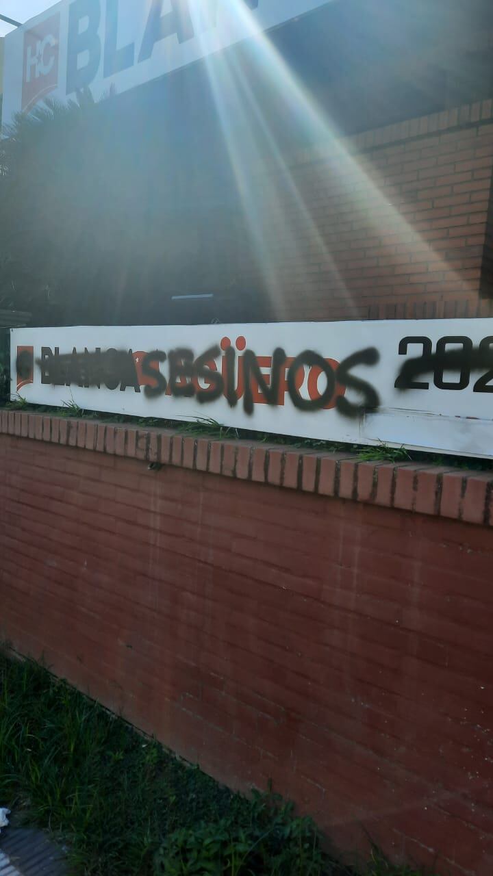 En estas condiciones dejaron los vándalos el PC de Honor Colorado en Lambaré. Foto: Gentileza.