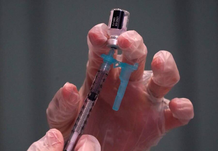 La UE firmó un total de seis contratos con farmacéuticas y está en negociaciones con otras dos, para un total de 2.500 millones de dosis potenciales. Foto: AFP.