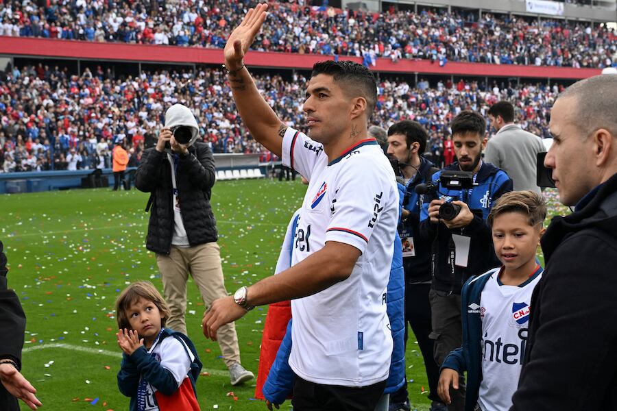 Luis Suárez saluda a la multitud en el estadio de Nacional en Montevideo.FOTO:AFP