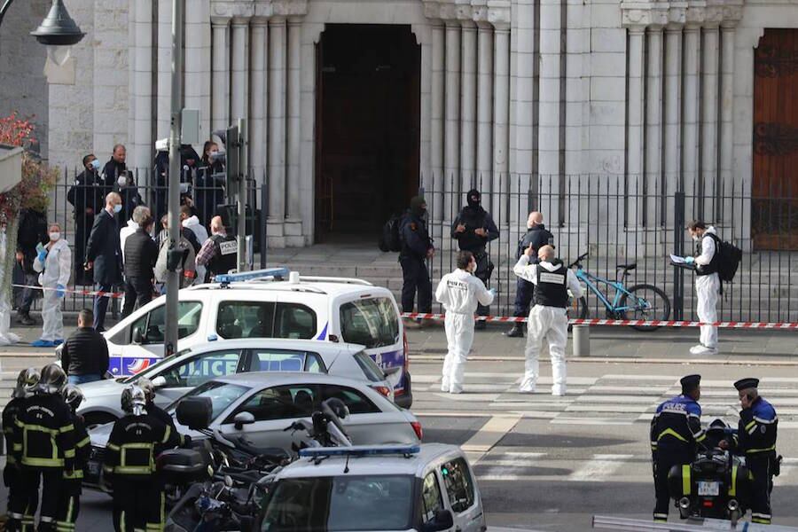 El atacante, Brahim Issaoui, permanece hospitalizado tras haber recibido varios disparos de la policía luego del ataque con cuchillo en la basílica de Notre-Dame. Foto: AFP