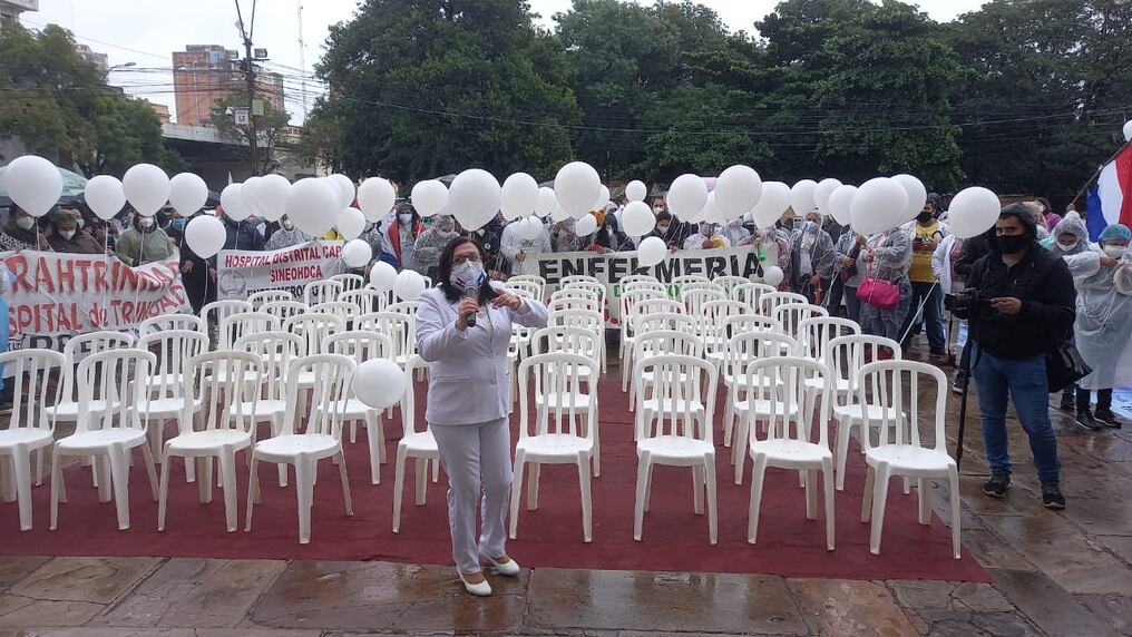 Las 60 sillas simbolizan a cada personal de enfermería que ha sido víctima fatal del COVID-19. Foto: Gentileza.