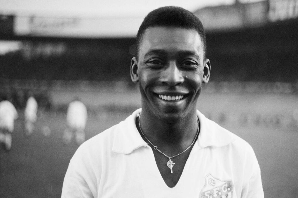 Del 13 de junio de 1961, Pelé con la camiseta del Santos, sonríe antes de jugar un partido amistoso contra el club francés Racing en las afueras de París. Foto: AFP.