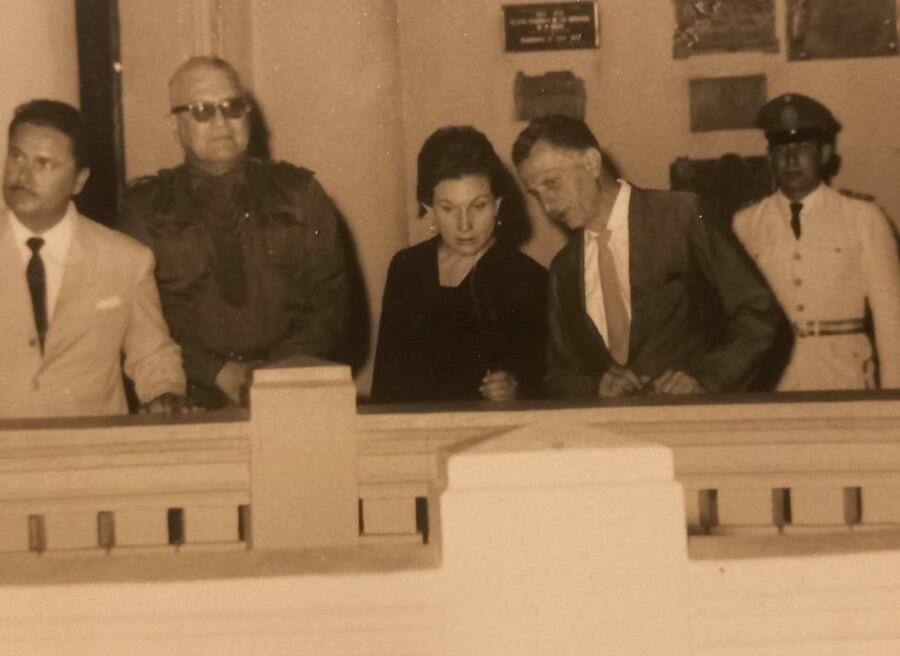 Estela Rodríguez Cubero y Livio Abramo. Panteón Nacional de los Héroes. Asunción, c. 1970.