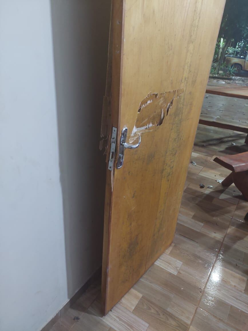 Rastros del asalto a la vivienda de una granja del Ing. Digno Caballero, exintendente de Minga Guazú, ocurrido en la noche del sábado último en una propiedad del km 20. Dos de los supuestos responsables serían agricultores que trabajaron en la propiedad. Foto: Gentileza.