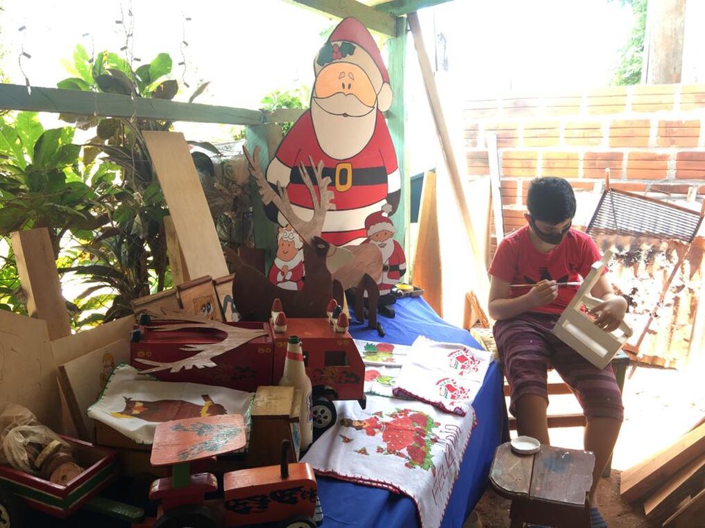 Óscar Fleitas, quien terminó el 9no grado y dedicó gran parte de su año a pintar juguetes, decoraciones y varios productos hechos de madera para colaborar con su padre y salir adelante económicamente.  Foto: Rocío Gómez.
