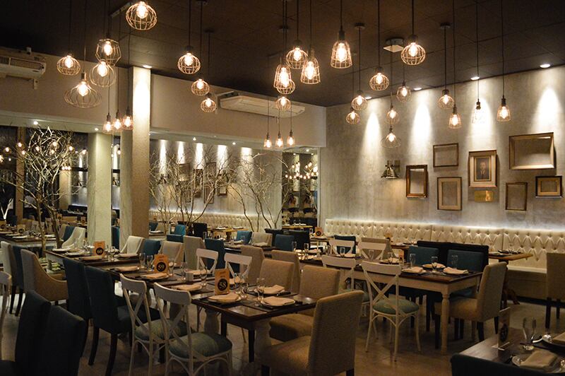 Todos los locales gastronómicos deberán reducir como mínimo el 50% de su capacidad de asientos. Foto: Archivo LN