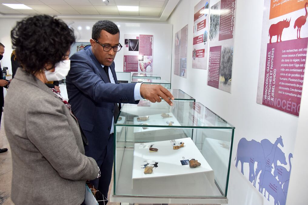 El marroquí Abdeljalil Bouzouggar (R), del Instituto Nacional de Arqueología y Patrimonio Cultural (INSAP) muestra artefactos a la prensa el 18 de noviembre de 2021 en Rabat. Foto: AFP.