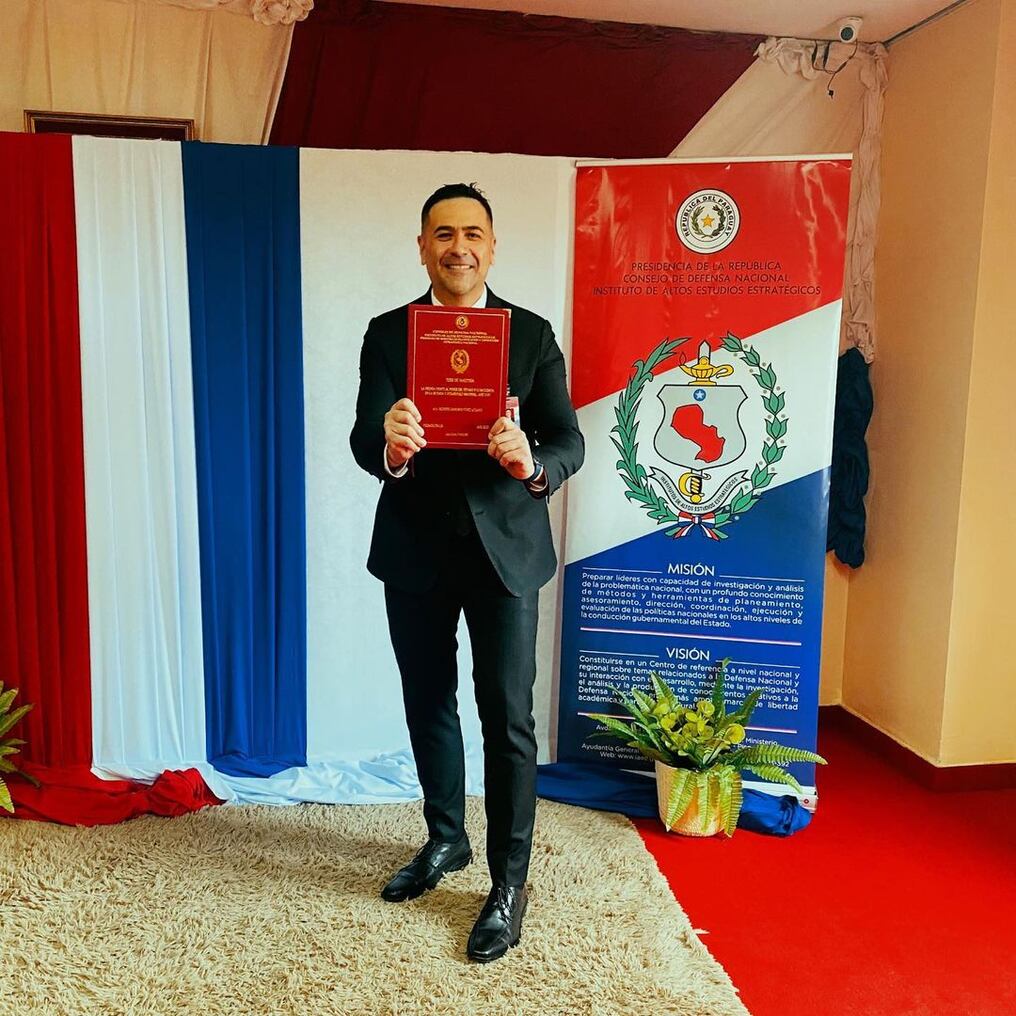 El conductor de radio y televisión posando feliz para las cámaras luego del  acto de graduación. Foto: Gentileza.
