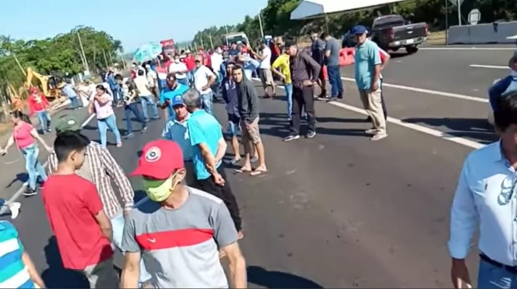 Vecinos de la compañía San Luis, más conocida como Mboity, del distrito de San José de los Arroyos (Caaguazú) se manifestaron en el kilómetro 106. Foto: Gentileza.