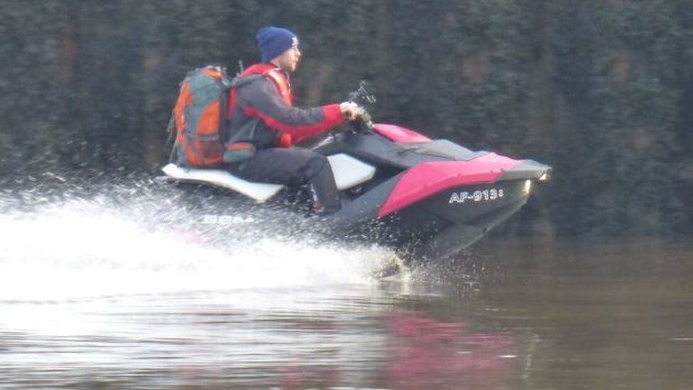 Un escocés enamorado se compró una moto acuática para eludir el confinamiento, cruzó el mar embravecido de Irlanda y caminó horas para visitar a su novia. Foto: Twitter.