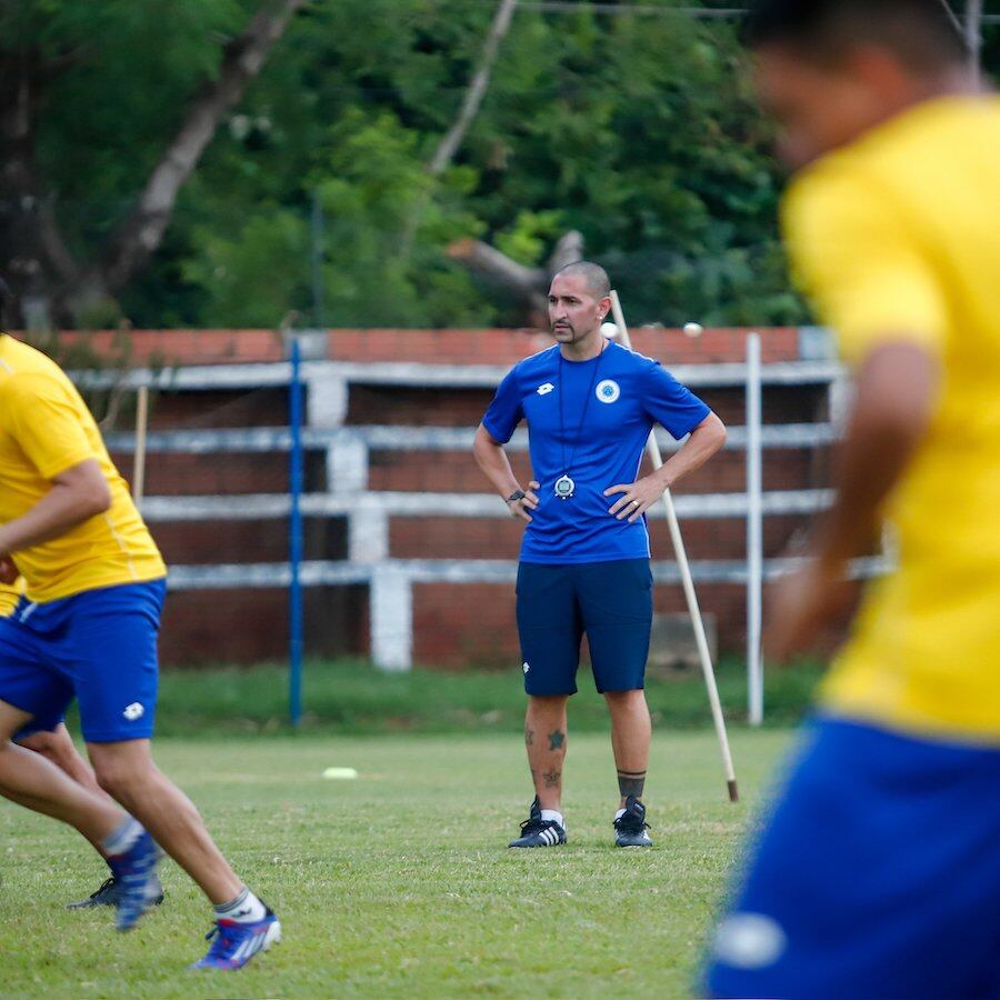 Sergio Orteman, en plena tarea de campo con los futbolistas del 12.FOTO:@CLUB 12 DE OCTUBRE