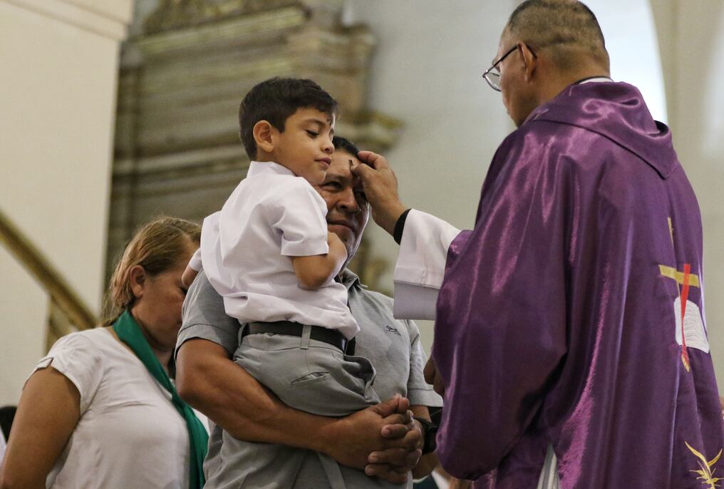 Este año dejarán caer las cenizas sobre la cabeza de feligreses. Foto: Christian Meza.
