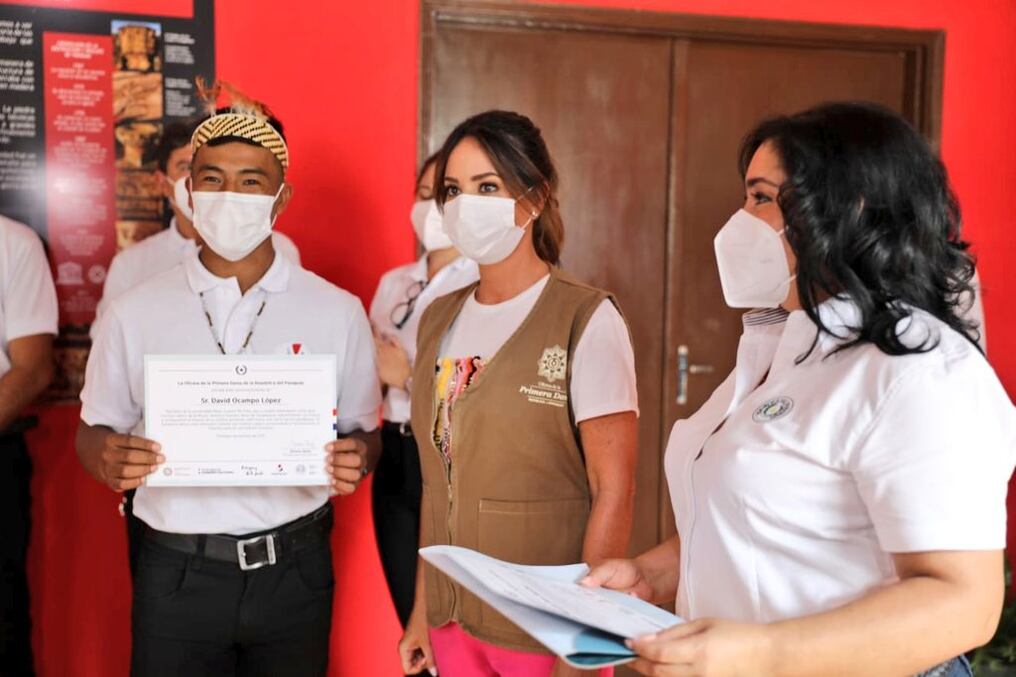 Silvana Abdo entregó a los nativos sus diplomas por el trabajo que vienen desempeñando. Foto: Gentileza.