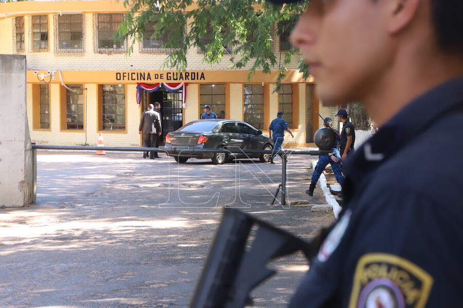 El abogado Guillermo Duarte pidió la revisión de medidas y la revocatoria de la prisión del parlamentario, quien se encuentra recluido en la Agrupación Especializada de la Policía Nacional. Foto: Alberto Jara.