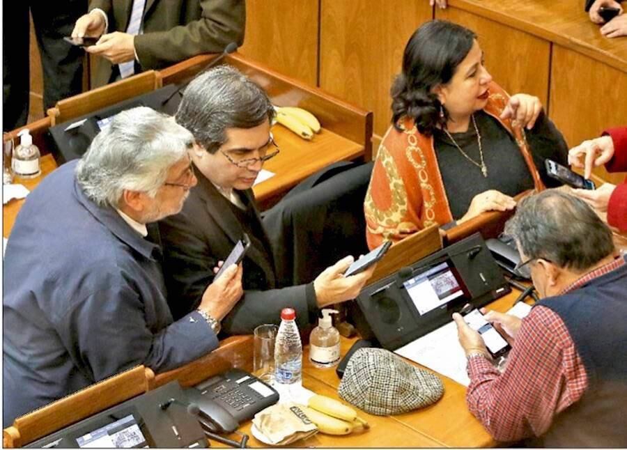 El pedido de ausencia abarcará aproximadamente un mes, según detalló su colega Esperanza Martínez, quien dijo que no será necesario convocar al suplente del senador y exmandatario. Foto: Archivo.