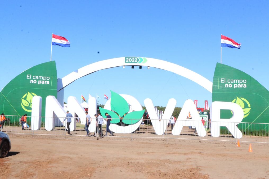 La Feria Innovar, que concentra a pequeños, medianos y grandes productores agropecuarios, se inició hoy en el distrito Yguazú, de Alto Paraná. Son 206 expositores y la muestra apunta a presentar la mejor tecnología de producción para aprovechamiento de las unidades. Foto: Gustavo Galeano.