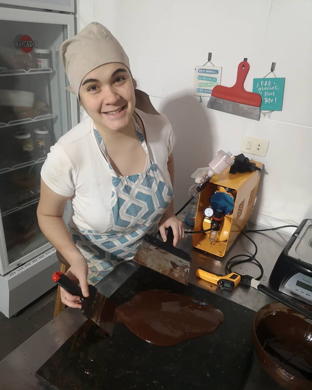 Ella es Ana Alarcón, más conocida como “Avi”, quien es la emprendedora y propulsora de Eleos Chocolates artesanales paraguayos. Foto: Gentileza.