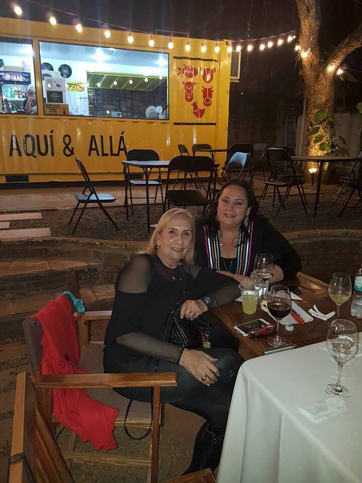 Olga, en compañía de su hermana Mina Feliciangeli, durante una cena hace algunos meses. Foto: Gentileza.