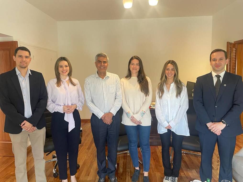 Jóvenes líderes paraguayos que fueron para participar del Seminario Internacional Gen Next Network Programme, organizado por la India, junto con el embajador Yogeshwar Sangwan. Foto: Gentileza.