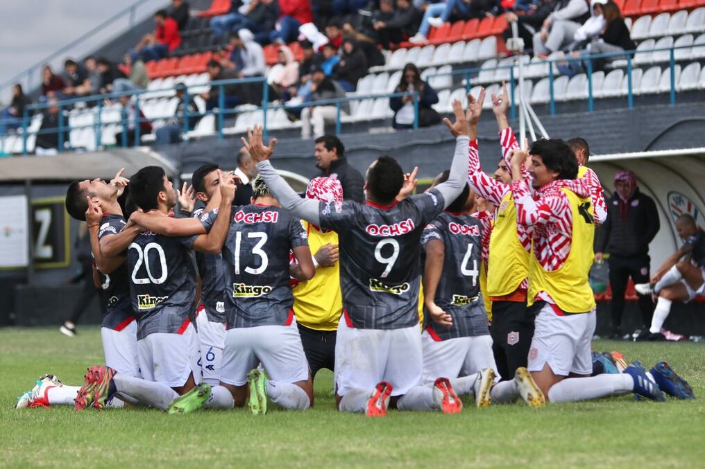 Los rayaditos festejan la victoria y la recuperación de la cima de la Intermedia. (foto: INTERMEDIA APF)