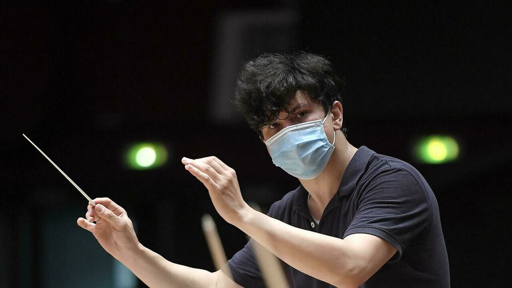 El hijo de un clarinetista de jazz y de una cantante, Aziz Shokhakimov se crió en la música folk y llegó “casi por accidente” a la dirección de orquesta. Foto: AFP.