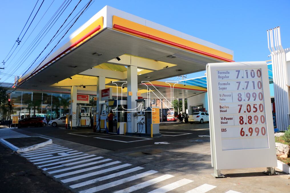 Las estaciones de servicio del sector privado ya registran caída en las ventas de entre 40% a 50% con el subsidio que beneficia a Petropar, comercializando G. 2.500 menos que los demás emblemas. Foto: Nadia Monges.