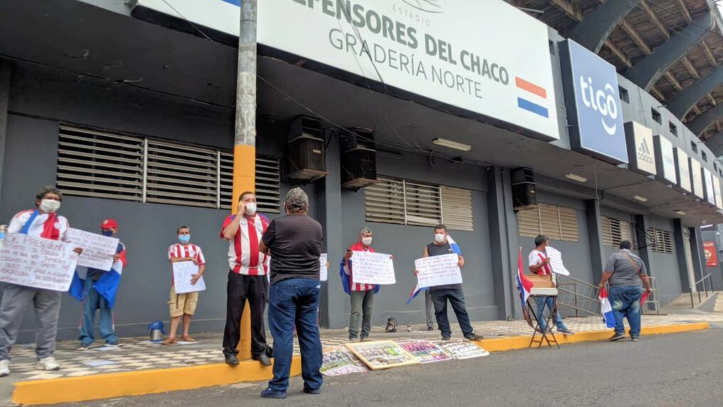 Manifestación del año pasado de la Asociación de Vendedores Ambulantes, que no están habilitados por el protocolo para las canchas. Foto: Archivo/Robert Bourgoing.
