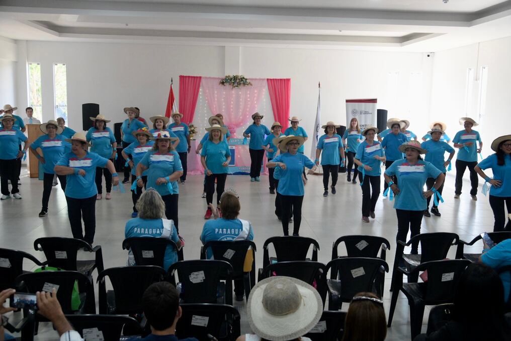 En un ambiente alegre, colorido y festivo, el grupo de adultos mayores cerró el año en la SND. Foto: Gentileza.