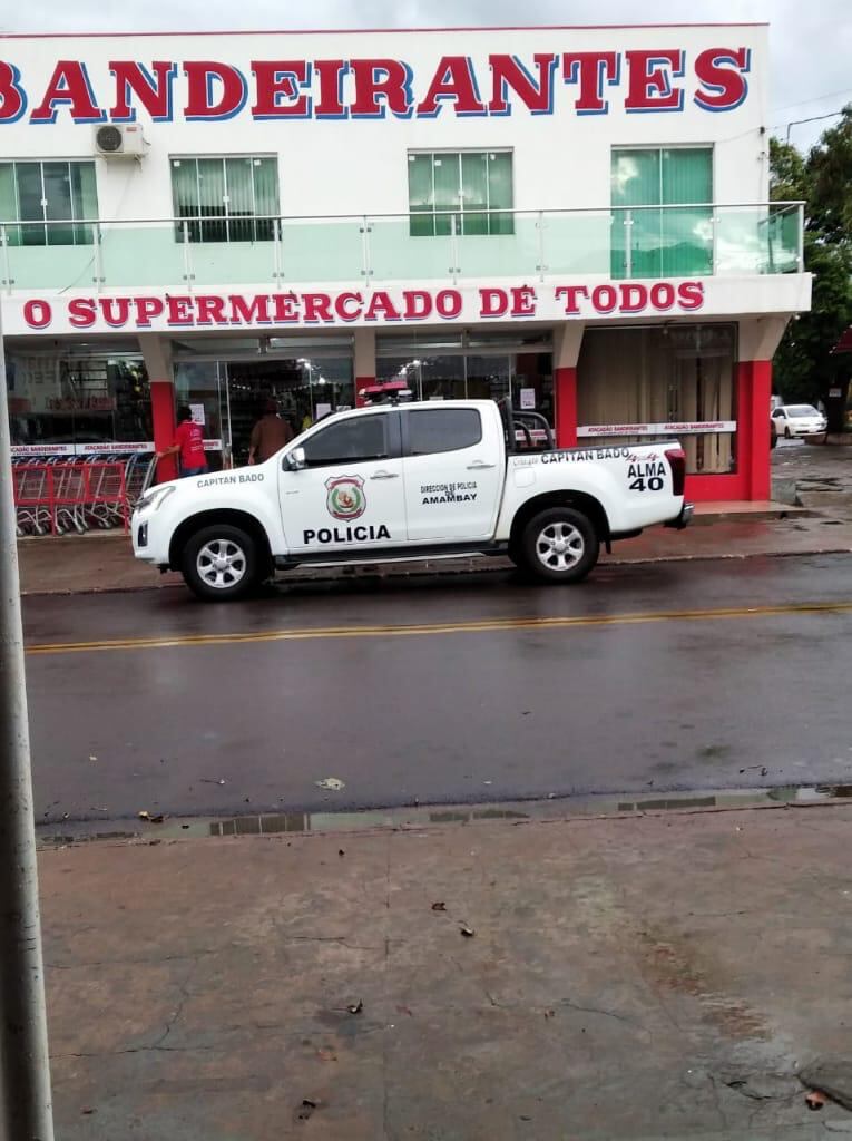 La patrullera fue vista frente a un conocido supermercado brasileño de Coronel  Sapucaia, en plena  pandemia y con la frontera cerrada. Foto: Gentileza.