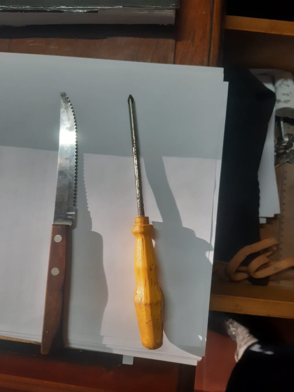 Con un cuchillo de mesa y un destornillador un hombre habría atacado a su concubina que estaba con sus hijos menores de edad. El hombre fue detenido y esta mañana debe declarar. Foto: Gentileza.
